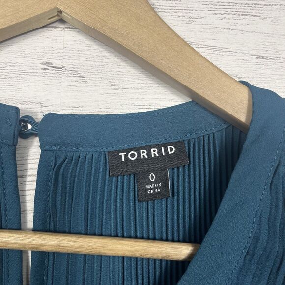 Torrid womens blue pleated tank top blouse size 0 lightweight flowy - Picture 2 of 5